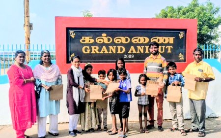 தஞ்சை மாவட்டம் கல்லனையில்‌ பிளாஸ்டிக் பைகளை தவிர்க்க வலியுறுத்தி  சுற்றுலா பயணிகளுக்கு காகித பைகள் வழங்கி‌ய‌ மாற்றம் அமைப்பினர்